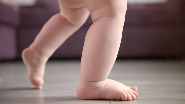 Bebek öğrenme yürüyüşü. Mutlu yeni hayat konsepti. Küçük adımlar