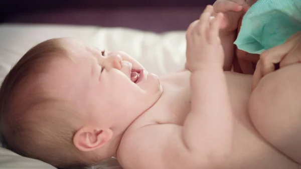 Kleines Baby weint, weil es keine Windeln tragen will. Aufgebrachter Säugling weint — Stockfoto