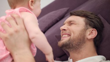 Mutlu baba suratı. Neşeli baba duygularının portresi. Baba kızı öp.