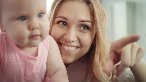 Madre feliz con el bebé. Mujer sonriente abrazar a su hijo —  Fotos de Stock