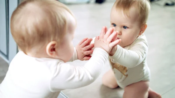 Beau miroir de bébé. Un mignon gamin qui se regarde. Bonne enfance — Photo