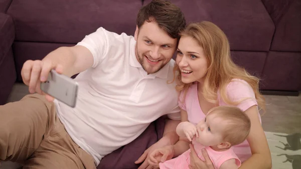 Auto foto de la familia feliz con el pequeño bebé. Retrato familiar de unidad —  Fotos de Stock