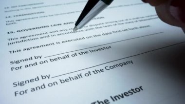 İş kadını kağıt imzalarken kalemle. Kadın iş sözleşmesi imzalıyor