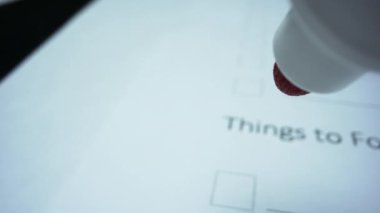Liste yapmak için kutucukları işaretle. Listede kontrol işaretleri yazan kişi