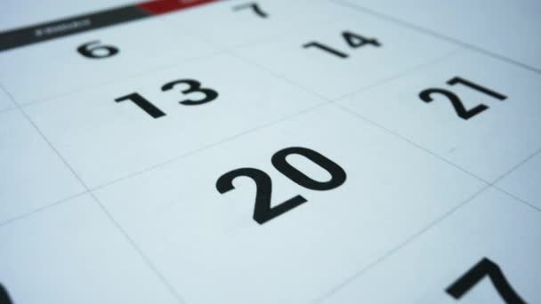 営業日カレンダー。マーカーでカレンダー上の女性の日をマーキング — ストック動画