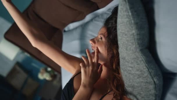 Hravá dáma fouká vzdušný polibek do telefonu v posteli. Flirtování žena přičemž selfie telefon. — Stock video