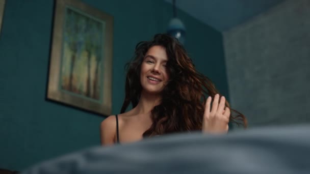 Sexy girl biting lip in modern bedroom. Long hair woman posing in bed. — Stock Video