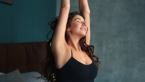 Menina bonita tocando cabelo na cama. Mulher beleza natural posando câmera no quarto. — Vídeo de Stock