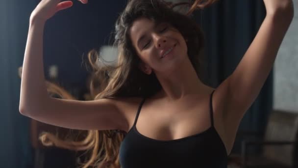 Happy woman rotating head with wavy hair. Awesome girl smiling camera indoors. — Stock Video