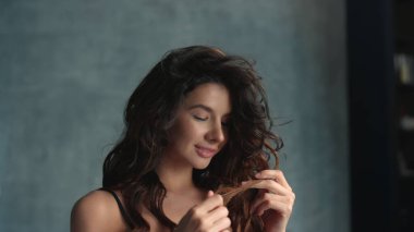 Yatak odasında suratını buruşturan komik kadın. Güzel kız içeride eğleniyor..