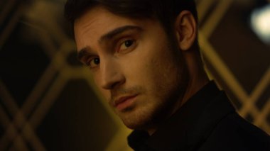 Genç patron içeride kafa yapısını değiştiriyor. Ciddi bir adam kameraya bakıyor..