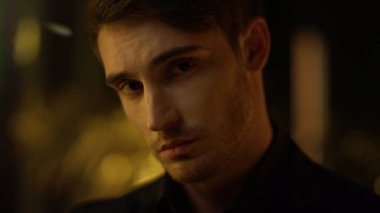 Yakışıklı adam, içeride tefekkür yapıyor. Rahat patron içeride poz veriyor..