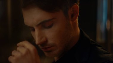 Odaklanmış adam içeride kamerayı kaldırıyor. Ciddi üst yönetici kafa yoruyor