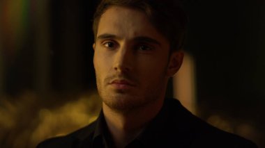 İçeriye bakan sakin bir adam. Çekici patron içeride tasmayı düzeltiyor..