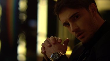 Karanlık odaya bakan zarif bir adam. Çekici patron içeride bir şeyler planlıyor.