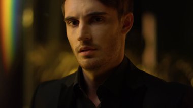 Hırslı üst düzey yönetici ceketini düzeltiyor. Kendine güveni olan adam başını geriye atıyor..