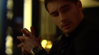 Yakışıklı adam başını içeri çeviriyor. Zengin işadamı görünümlü karanlık oda.