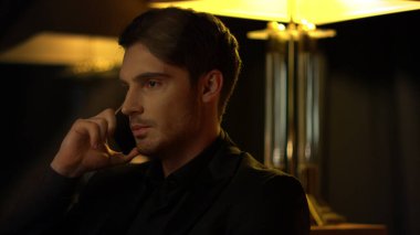 İçerideki cep telefonuyla sorunları çözen zengin bir adam. Cep telefonu kullanan zarif bir adam..