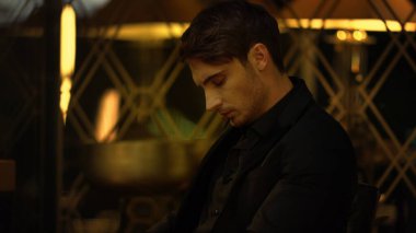 İçeride koltukta oturan kendine güvenen bir adam. Zarif adam etrafa bakıyor..