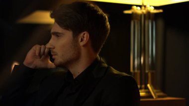 İç kısımda cep telefonuyla konuşan hevesli bir adam. Odaklanmış patron cep telefonu kullanıyor.