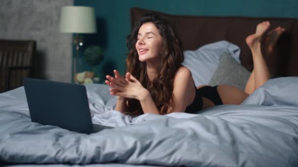 Schwarze Dessous Mädchen chatten Computerbett. Wunderschöne Mädchen mit Laptop im Schlafzimmer — Stockvideo