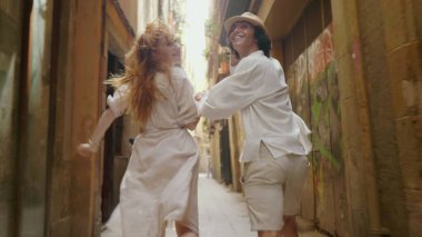 Eski şehre kaçan mutlu çifti kapatıyoruz. Sevimli erkek ve kadın eğleniyor.