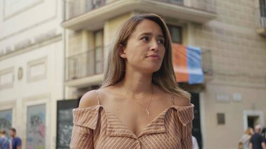 Kapalı bir kadın yaz şehrinde kendini üzgün hissediyor. Üzgün bir kadın, dışarı bakıyor.