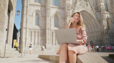 Güzel bir kadının cep telefonunu kapat. Gülümseyen kadın cep telefonunu kapımızda kullanıyor..