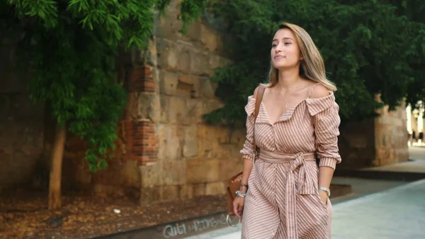 Donna turistica a piedi a Old City Street. Abbronzata ragazza in cerca di visite turistiche — Foto Stock