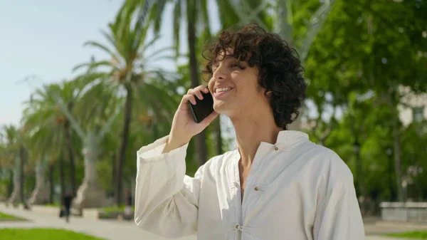 Портрет счастливого человека, звонящего на мобильный телефон. Позитивный человек делает вызов на открытом воздухе — стоковое фото