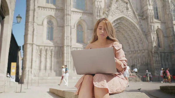 야외에서 노트북을 하고 있는 아름다운 여성을 클로즈업 합니다. 웃는 소녀가 좋은 소식을 듣다 — 스톡 사진