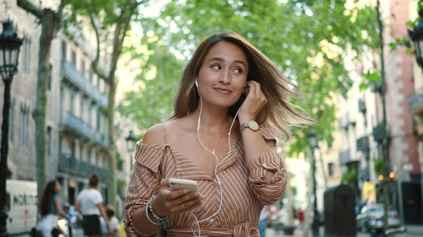 Retrato de mujer sexy bailando en auriculares. Chica relajante con música al aire libre. —  Fotos de Stock