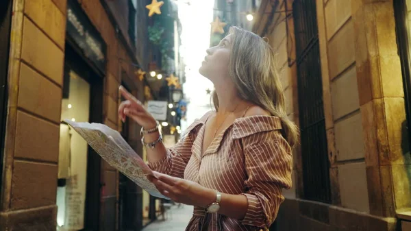 Närbild turist kvinna ser karta utomhus. Sexig tjej söker adress med karta — Stockfoto