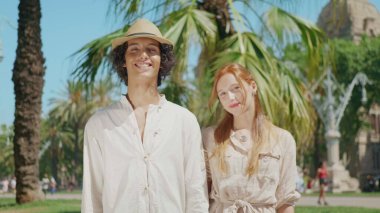 Dışarıya bakan mutlu çifti kapatın. Kadın ve erkek birbirlerine gülümsüyorlar.