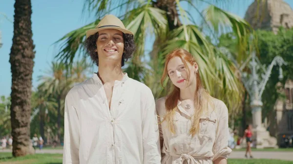 Dışarıya bakan mutlu çifti kapatın. Kadın ve erkek birbirlerine gülümsüyorlar.