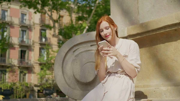 핸드폰을 보고 있는 젊은 여성의 초상화. 예쁜 여자가 휴대폰 문자하네 — 스톡 사진