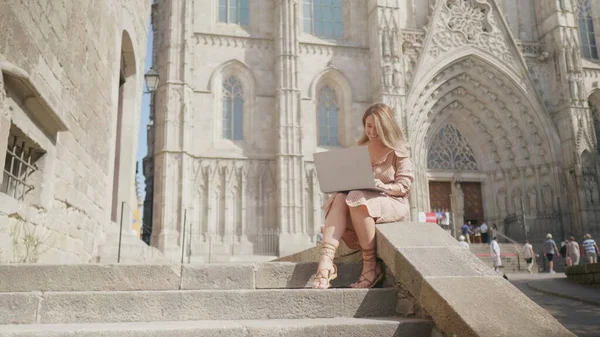 Söt kvinna som jobbar på laptop utomhus. Le affärskvinna söker bärbar dator skärm — Stockfoto