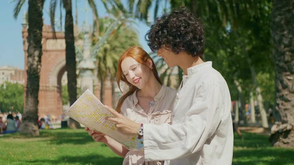 Närbild turist par letar karta utomhus. Ung man och kvinna söker sätt — Stockfoto