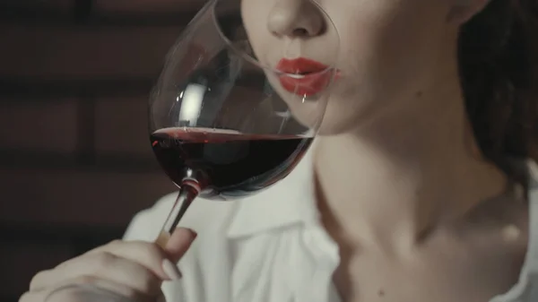 Attraktiv kvinna som håller i handvinglas. Söt flicka dricker rött vin — Stockfoto