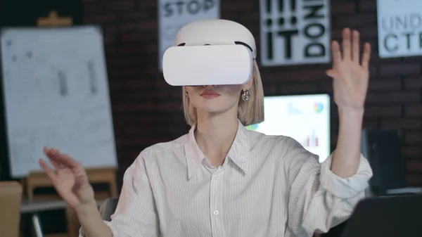 Mulher de negócios que trabalha no ciberespaço no escritório. Mulher designer usando óculos VR. — Fotografia de Stock