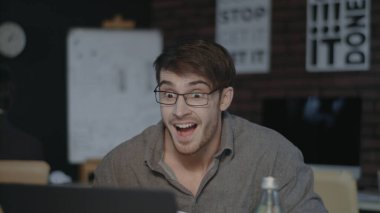 Şaşırtıcı iş adamı ofiste dizüstü bilgisayarın önünde iyi sonuçlar alıyor..