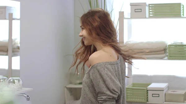 Barna nő göndör haj pózol elülső tükör reggeli fürdőszobában — Stock Fotó