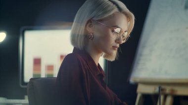 Bilgisayarda çalışan bir iş kadını. İşyerinde oturan konsantre bir kız..