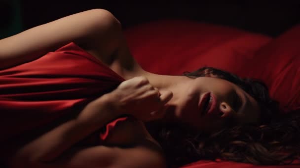 Mulher nua deitada na cama sob lençol de seda. Menina sexy ter momentos íntimos. — Vídeo de Stock