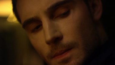 Evin içinde kameraya bakan yakışıklı bir adam yüzü. Dudaklarını ısıran zarif bir adam.