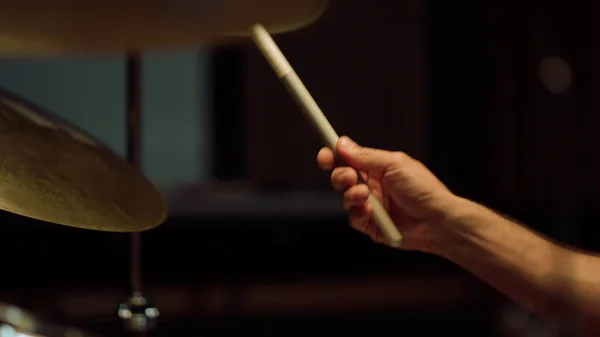 Baterista ensaiando em estúdio. Homem mãos segurando baquetas na sala de concertos. — Fotografia de Stock