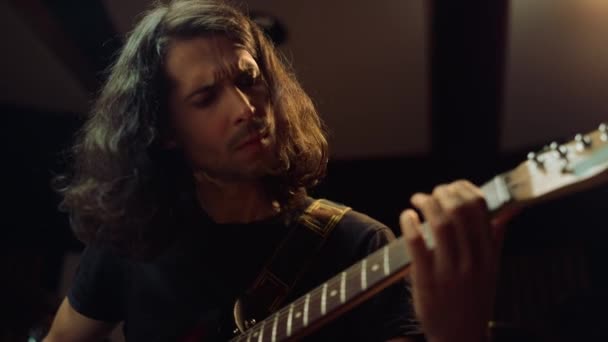Stüdyoda gitar çalan etkileyici bir adam. Gitarist koridorda el kol hareketi yapıyor.. — Stok video
