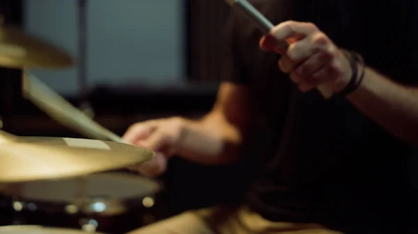 Невпізнаваний барабанщик грає на барабанному наборі в студії. Музикант, що виконує соло — стокове фото