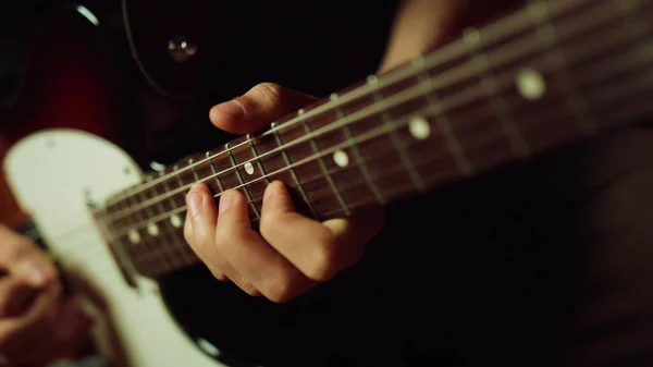 Musiker som spelar elgitarr i studio. Gitarrist hand klämma ackord — Stockfoto