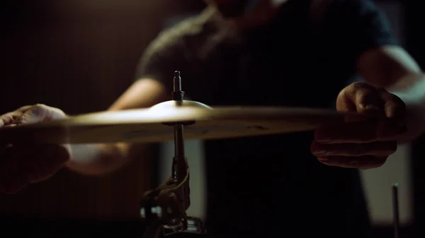 鼓手在工作室安装cymbal 。音乐家拧蝴蝶螺母螺钉 — 图库照片